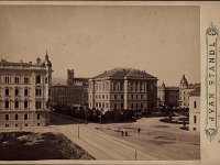 Akademički trg (današnji Trg Josipa Juraja Strossmayera) 1893. godine (Foto Ivan Standl) južna strana  Fotografija prikazuje južnu fasadu zgrade Jugoslavenske akademije znanosti i umjetnosti (danas Hrvatske akademije znanosti i umjetnosti) u Zagrebu, dio Akademičkog trga (danas Trga Josipa Jurja Strossmayera) te, s desne strane, trokatnu uglovnicu na zapadnoj strani trga, Palaču Schlesinger, koja je kasnije pregrađena u Hotel Palace.
